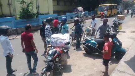 বহরমপুর: কুমারহোস্টেল চত্বরে বাইক ও স্কুটির সংঘর্ষে আহত ২ জন, চিকিৎসার জন্য আনা হয় বহরমপুর MMC হাসপাতালে