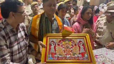 भदेसर: SCRB के डीजी हेमंत प्रियदर्शी ने मंडफिया स्थित भगवान सांवलिया सेठ के मंदिर में पूजा की, मंदिर मंडल ने किया सम्मानित