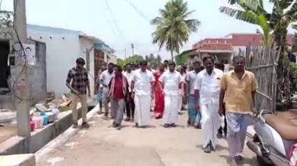 மோகனூர்: ஆண்டாபுரத்தில் மின்சாரம் தாக்கி உயிரிழந்தவர்களின் குடும்பத்தினருக்கு நிவாரண நிதியை எம்.பி ராஜேஷ்குமார் வழங்கி ஆறுதல் கூறினார்
