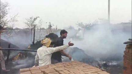राहतगढ़: नयाखैरा ग्राम में रहवासी बस्ती तक पहुंची नरवाई में लगी आग, कच्चा मकान जला; पहुंची पुलिस