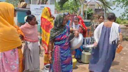 জামুরিয়া: বিশুদ্ধ পানীয় জলের দাবিতে জামুড়িয়াতে ফের অবরোধ স্থানীয়দের, জলের ট্যাঙ্ক পাঠালো আসানসোল পৌর নিগম#jansamsya