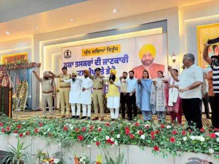 ਮਲੇਰਕੋਟਲਾ: ਜਿਲਾ ਮਲੇਰਕੋਟਲਾ ਦੇ ਸਬ ਡਿਵੀਜ਼ਨ ਅਮਰਗੜ੍ਹ ਚ ਪਬਲਿਕ ਮੀਟਿੰਗ ਹੋਈ ਜਿਸ ਵਿੱਚ ਐਮਐਲਏ ਅਮਰਗੜ੍ਹ ਮਲੇਰਕੋਟਲਾ ਡੀਸੀ ਅਤੇ ਐਸਐਸਪੀ ਵੀ ਸ਼ਾਮਿਲ ਹੋਏ