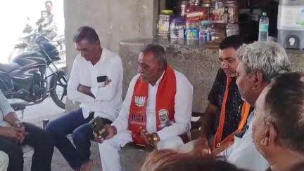 જસદણ: જસદણ સાણથલી જિલ્લા પંચાયતના સદસ્ય વિનુભાઈ ધડુક એ જીવાપર ગામનાં આગેવાનો સાથે મુલાકાત કરી