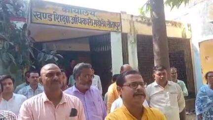 महोली: गुलहरिया प्राथमिक विद्यालय में इंटरनेट सेटिंग करने गए व्यक्ति ने महिला टीचर पर किया जानलेवा हमला, उपचार जारी