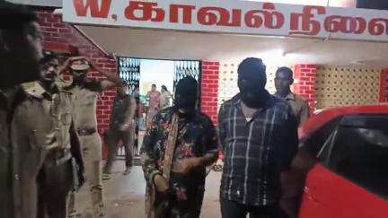சிங்கம்புனரி: ஒசாரிபட்டியில் நடந்த திருட்டு சம்பவத்தில் "கணவன் மனைவி கைது" 10 பவுன் தங்கம், சொகுசு கார், டூவீலர் பறிமுதல்
