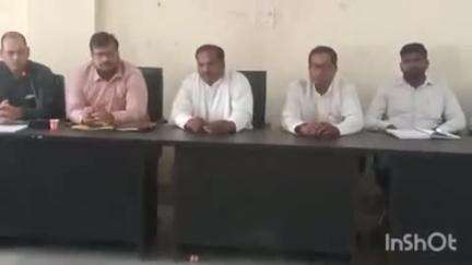 छौड़ाही: छौराही प्रखंड कार्यालय के सभागार में मंझौल डीसीएलआर ने सभी कर्मचारियों के साथ बैठक की