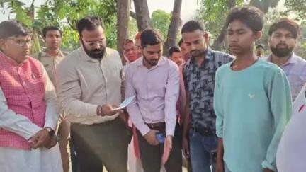 पानापुर: मड़वा बसहिया और रामपुर रूद्र में बिजली गिरने से मृतकों के परिजनों को मुआवज़ा चेक सौंपा गया