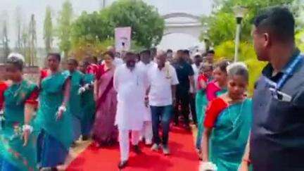 बरहेट: सिदो-कान्हू की जयंती कार्यक्रम में भोगनाडीह पहुंचे सीएम हेमंत सोरेन, पत्नी कल्पना मुर्मू के साथ