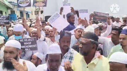 ஆம்பூர்: மோட்டுகொல்லை பகுதியில் வக்ஃப் திருத்த சட்டத்தை கண்டித்து கருப்பு பேட்ஜ் அணிந்து இஸ்லாமியர்கள் ஆர்ப்பாட்டம்