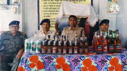 खरसावां: आमदा पुलिस ने अवैध अंग्रेजी शराब की खरीद-फरोख्त के आरोप में दो लोगों को गिरफ्तार किया