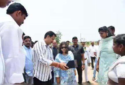 అడ్డాకుల: అడ్డాకల్ మండలం పొన్నకల్ గ్రామంలో ఆధ్వర్యంలో ధాన్య కొనుగోలు కేంద్రాన్ని తనిఖీ చేసిన కలెక్టర్ విజయేంద్ర బోయి