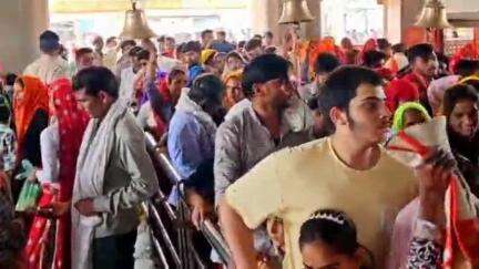 रामगढ़ पचवारा: खुर्रा गांव स्थित बीजासणी माता मंदिर में आयोजित पांच दिवसीय लख्खी मेले के दूसरे दिन भी उमड़ी हजारों श्रद्धालुओं की भीड़