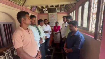 ಹಳಿಯಾಳ: ಪಟ್ಟಣದ ಮಹಿಳಾ ಹಾಲು ಉತ್ಪಾದಕರ ಸಹಕಾರಿ ಸಂಘದಲ್ಲಿ ವಿಮೆ ಪರಿಹಾರದ ಧನದ ಚೆಕ್ ವಿತರಣೆ