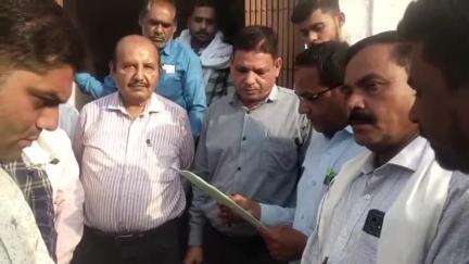सतवास: सतवास में पानी की किल्लत के विरोध में हंगामा, महिलाओं ने फोड़े मटके, पार्षदों ने दिया धरना
