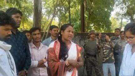 तमाड़ 1: सलगाडीह के एकलव्य आवासीय विद्यालय में स्थानीय छात्राओं के नामांकन न होने पर धरना प्रदर्शन
