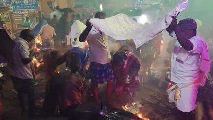 உளுந்தூர்பேட்டை: கிளியூர் மாரியம்மன் கோயிலில் கொட்டும் மழையிலும் நூற்றுக்கும் மேற்பட்ட பெண்கள் பொங்கல் வைத்து வழிபாடு