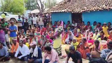 गोइलकेरा: सांसद जोबा माझी ने बरायबीर के ग्रामीणों के साथ संजय नदी पर पुल निर्माण पर चर्चा की