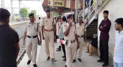 हुसैनाबाद: जपला रेलवे स्टेशन पर आरपीएफ ने यात्रियों को सुरक्षा संबंधी जानकारी दी