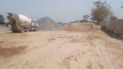नसीरपुर गांव में नहर पक्कीकरण का निर्माण गुणवत्तावहीन तरीके से बनाई जा रही है प्लांट में यमुना की बालू भी मिश्रित ।