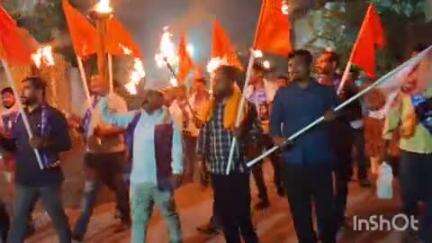 धामणगाव रेल्वे: मोहम्मद पुरा येथे प्रहर पक्षाच्या वतीने आमदार प्रताप अडसड यांच्या घरासमोर मशाल पेटवून अनोखे आंदोलन