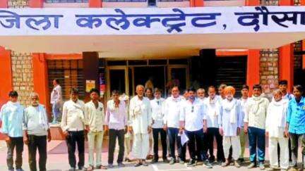 लवाण: पंचायत परिसीमन में हरपट्टी को डूगरावता ग्राम पंचायत में यथावत रखने की मांग को लेकर जिला कलेक्टर को सौंपा ज्ञापन