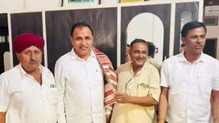 सेड़वा: बाड़मेर सांसद उम्मेदाराम बेनीवाल ने देदूसर गांव का दौरा किया, आमजन से हुए रूबरू