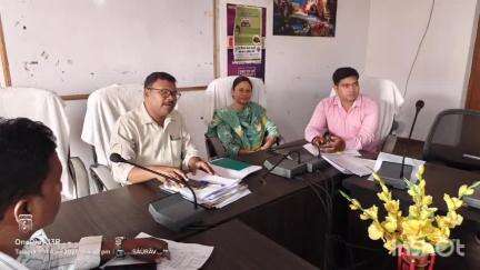 हिरणपुर: प्रखंड कार्यालय सभागार में आयोजित बैठक में मंईयां सम्मान योजना व पेंशन लाभार्थियों को आधार से जोड़ने के निर्देश दिए गए