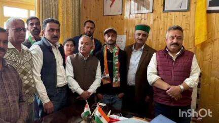 जुब्बल: भाजपा के सक्रिय कार्यकर्ता सचिन शर्मा हपिन्दर चौहान व लविश ने कांग्रेस पार्टी की सदस्यता की ग्रहण