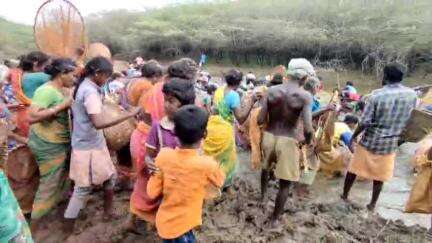 சிங்கம்புனரி: மு.சூரக்குடி கிராமத்தில் விவசாயம் செழிக்க  மீன்பிடி திருவிழா - போட்டி போட்டு மீன்களை பிடித்த  கிராம மக்கள்