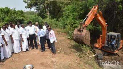நன்னிலம்: இலவங்கார்குடி பகுதிகளில் தூர்வாரும் பணியினை கலெக்டர் தொடங்கி வைத்தார்