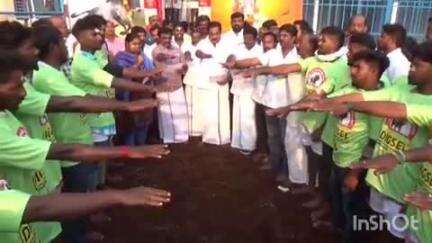 வாடிப்பட்டி: கீழக்கரை கலைஞர் நூற்றாண்டு ஏறுதழுவுதல் அரங்க ஜல்லிக்கட்டு- அமைச்சர் துவக்கி வைப்பு