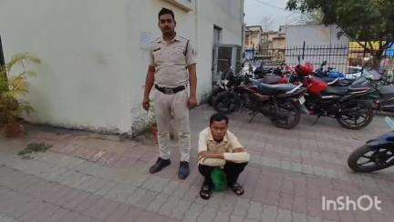 खरसिया: ग्राम कोठीकुंडा में अवैध शराब निर्माण पर जोबी पुलिस ने की छापेमारी, अवैध शराब के साथ आरोपी को किया गया गिरफ्तार
