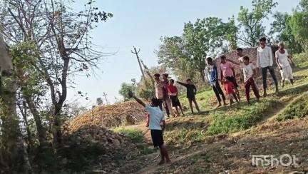 आनंदपुरी: मुंदरी गांव में हाइटेंशन लाइन में स्पार्किंग के कारण खेतों में लगी आग, ग्रामीणों ने की लाइन को दुरुस्त करने की मांग