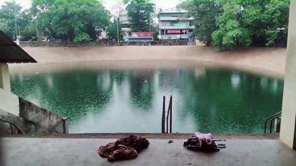 കൊടുങ്ങല്ലൂർ: ശ്രീകുരുംബ ഭഗവതി ക്ഷേത്രത്തിലെ കുളപ്പുരയിൽ യുവാവിനെ മരിച്ച നിലയിൽ കണ്ടെത്തി