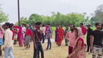 रोसड़ा: भिरहा पावर हाउस के पास खेत में लगे कटीले तार में करंट लगने से महिला की मौत, आक्रोशित लोगों ने किया सड़क जाम