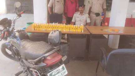 अरेराज: मलाही पुलिस ने चटिया दियर से विदेशी शराब के साथ एक बाइक सवार तस्कर को किया गिरफ्तार