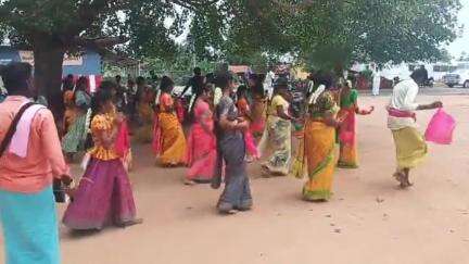 குஜிலியம்பாறை: பூசாரிபட்டியில் முத்தம்மன் கோவிலில் பௌர்ணமி பூஜையை முன்னிட்டு பெண்கள் துளசி கும்மியாட்டம் ஆடி வழிபாடு