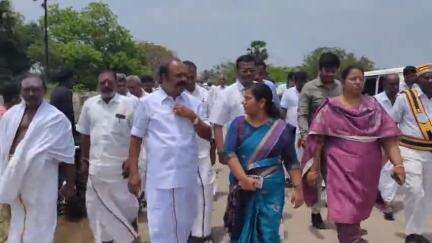 சிங்கம்புனரி: சிலநீர்பட்டி பாலாற்றில் சீரமைப்பு பணிகளை நேரில் பார்வையிட்டு ஆய்வு செய்த அமைச்சர் பெரியகருப்பன்