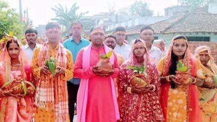 सहदेई बुजुर्ग: मजरोही रघुनंदन पंचायत भवन स्थित हनुमान मंदिर पर अष्टयाम यज्ञ के लिए निकली शोभायात्रा