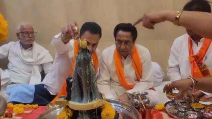 मोहखेड़: मोहखेड के सिमरिया हनुमान मंदिर में पूर्व मुख्यमंत्री और पूर्व सांसद ने की पूजा-अर्चना