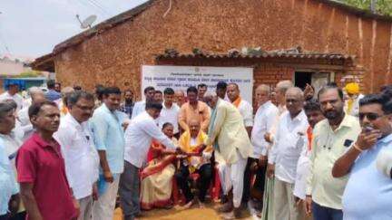 ಕುಂದಗೋಳ: ವರೂರು ಗ್ರಾಮದಲ್ಲಿ ಕಾಂಕ್ರೀಟ್ ರಸ್ತೆ ನಿರ್ಮಾಣ ಕಾಮಗಾರಿಗೆ ಭೂಮಿಪೂಜೆ ನೆರವೇರಿಸಿದ ಶಾಸಕ ಎಂ. ಆರ್.ಪಾಟೀಲ್