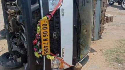 ବଡମ୍ବା: ଡମରଗାଡ଼ିଆ ଖଳି ପୋଖରୀ ନିକଟରେ ଭାରସାମ୍ୟ ହରାଇ ଓଲଟିଲା ଗାଡି, ଅଳ୍ପକେ ବର୍ତ୍ତିଲେ ଚାଳକ
