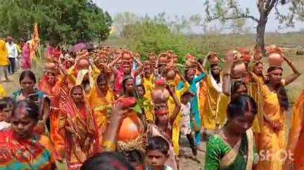चन्द्रपुरा: कोरकोटा में तीन दिवसीय श्री श्री लक्ष्मी नारायण प्राण प्रतिष्ठा सह विष्णु महायज्ञ महोत्सव को लेकर कलश यात्रा निकाली गई