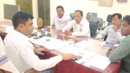 मुसाबनी: एचसीएल पदाधिकारी से मुलाकात की मांग को लेकर सीओ से मिले मुखिया और ग्राम प्रधान