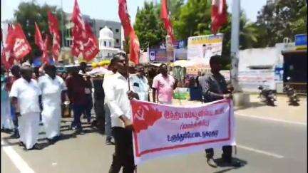 உளுந்தூர்பேட்டை: வட்டாட்சியர் அலுவலகம் அருகே சிலிண்டர் விலை உயர்வை கண்டித்து மார்க்சிஸ்ட் கம்யூனிஸ்ட் கட்சி சார்பில் சிலிண்டருக்கு பாடை கட்டி சவ ஊர்வலம்
