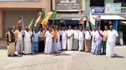 திருச்சுழி: எம் ரெட்டியாபட்டி பகுதிகளில் அதிமுக பாஜக கூட்டணி வரவேற்கும் விதமாக அதிமுக மற்றும் பாஜக  இணைந்து பட்டாசுகள் வெடித்து கொண்டாடினர்