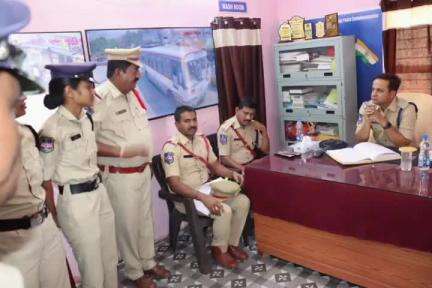 ఎల్లారెడ్డి: ఎల్లారెడ్డి మరియు తాడ్వాయి పోలీస్ స్టేషను ఆకస్మికంగా తనిఖీ చేసిన జిల్లా ఎస్పీ రాజేష్ చంద్ర