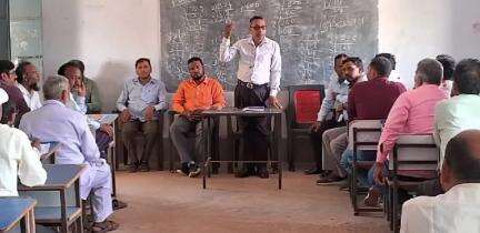 मारगोमुंडा: मार्गोमुंडा मध्य विद्यालय में BEEO ने विद्यालय सचिवों के साथ किया गुरु गोष्ठी दिए कई दिशा निर्देश।