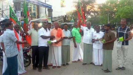 விளாத்திகுளம்: தமிழக பாஜக தலைவராக நயினார் நாகேந்திரன் தேர்வு செய்யப்பட்டுள்ளதை  வரவேற்று பேருந்து நிலையம் முன்பு பாஜகவினர் பட்டாசு வெடித்து கொண்டாடினர்