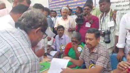 கடையநல்லூர்: கடையநல்லூரில் கோவில் நிலம் ஆக்கிரமிப்புகளை அகற்ற நீதிமன்ற மூத்தரவு எதிர்ப்பு தெரிவித்து போராட்டம்